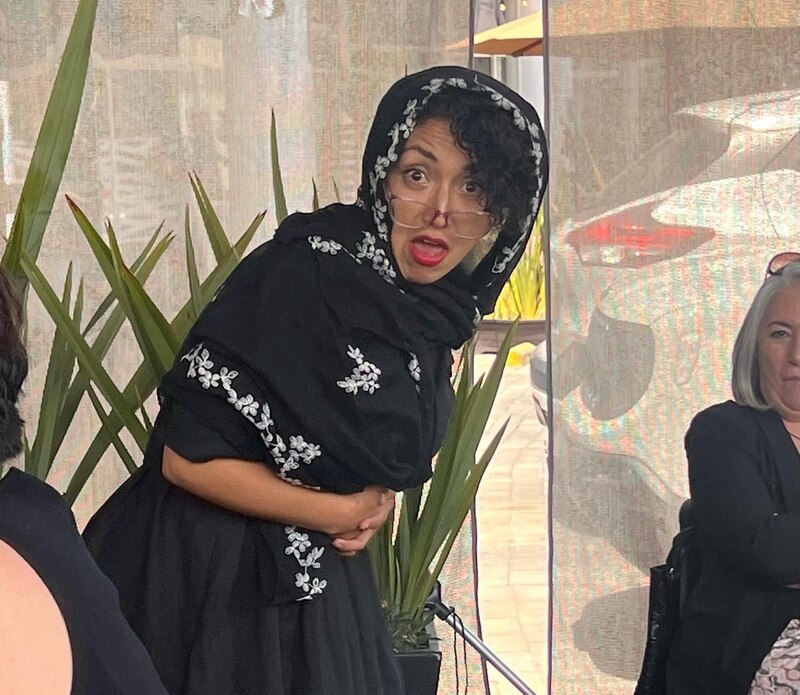 La mujer de la bufanda negra