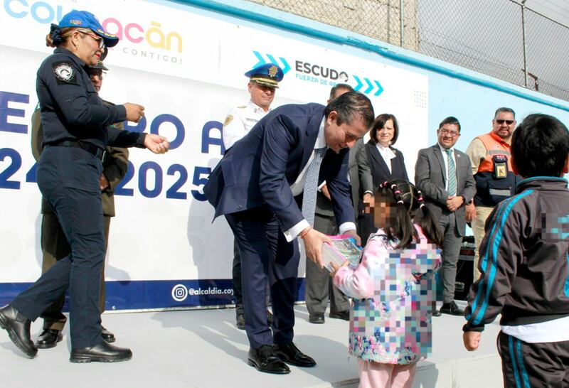 Entrega de libros a niños de primaria en Colombia