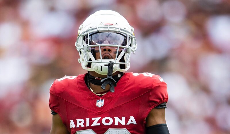 El jugador de fútbol americano DeAndre Hopkins mirando hacia arriba