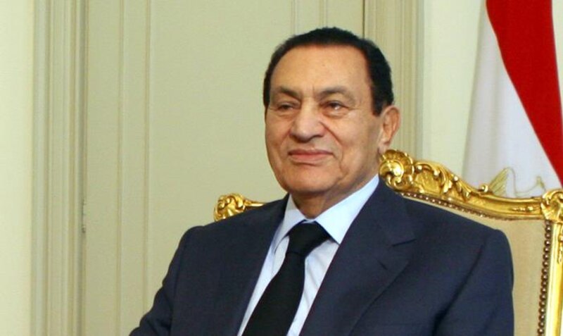 El expresidente egipcio Hosni Mubarak sonríe durante una entrevista.