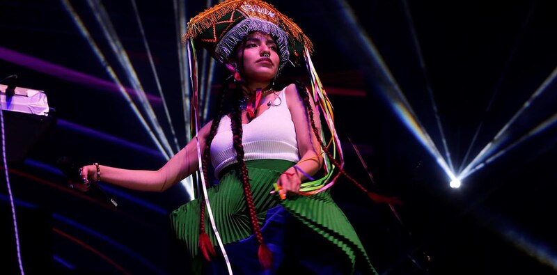 Rosalía, la estrella del pop español, actúa en el escenario.