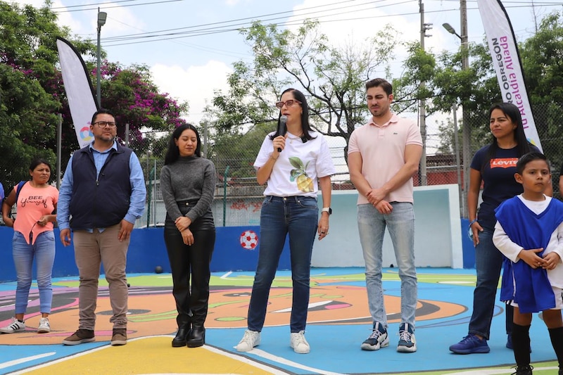 Entrega de balones a niños de escasos recursos