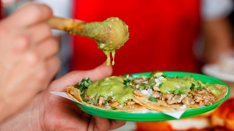 Tacos al pastor con guacamole
