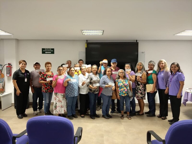 Entrega de apoyos a personas de la tercera edad