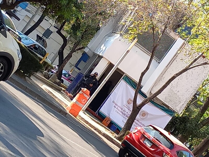 Policía en la puerta de una comisaría