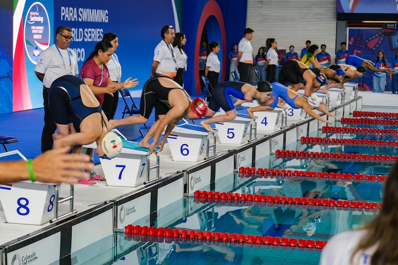 Paratletas compitiendo en la alberca del Centro Acuático Metropolitano durante el Para Swimming World Series México 2025