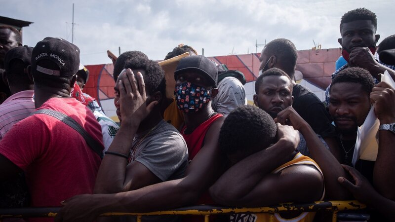 Migrantes haitianos esperan en la frontera de México para solicitar asilo en Estados Unidos