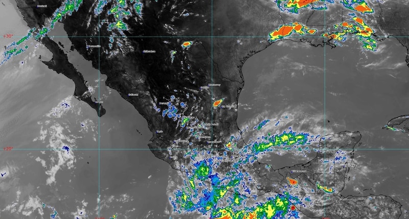 Imagen satelital de México con formaciones nubosas, zonas de inestabilidad y efectos de la onda de calor