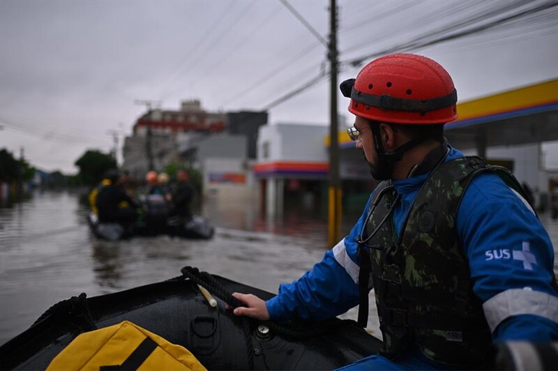 Rescatista en bote salvavidas durante una inundación