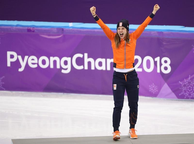 La patinadora Suzanne Schulting celebra su medalla de oro en los Juegos Olímpicos de Invierno de PyeongChang 2018.