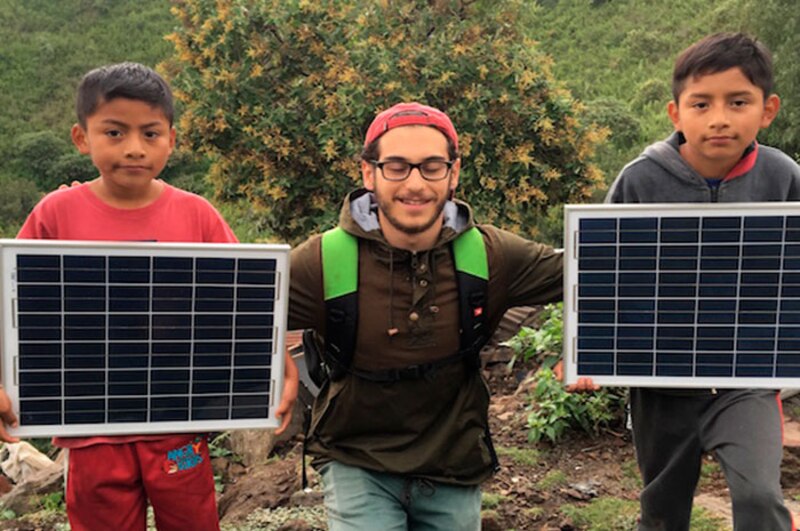 Niños indígenas reciben paneles solares para mejorar su calidad de vida
