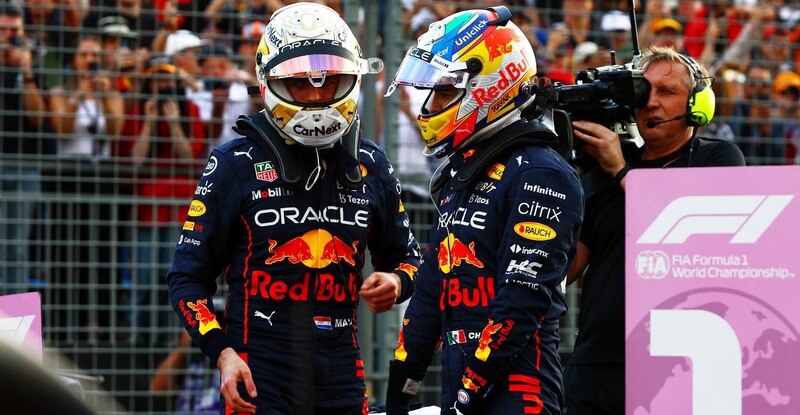 Sergio Pérez y Max Verstappen, de Red Bull, celebran su victoria en el Gran Premio de Mónaco de 2022.