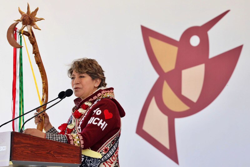 La senadora mexicana Nestora Salgado da un discurso ante un micrófono.