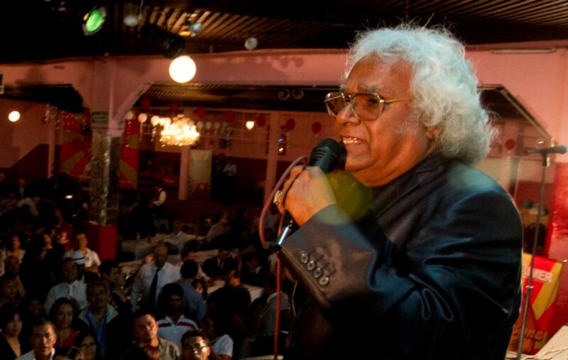 Cantante en un escenario