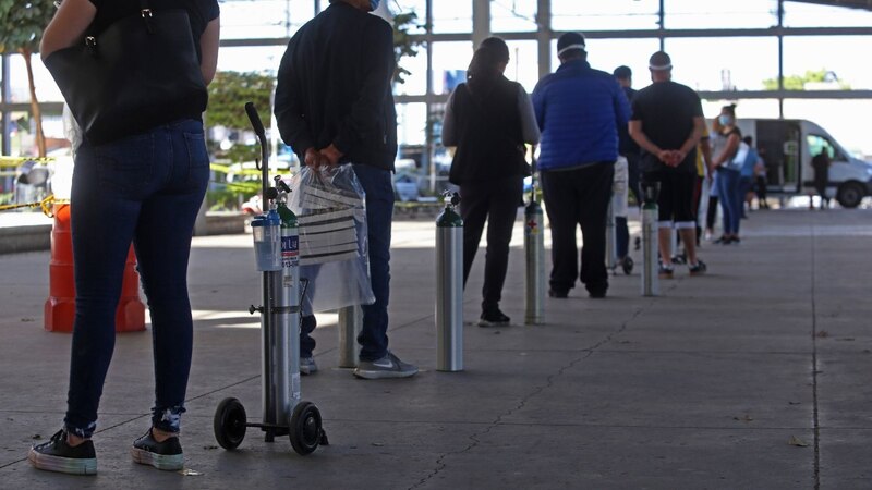Espera en fila para recargar tanques de oxígeno