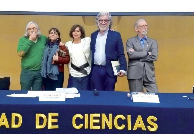 Científicos en una mesa redonda