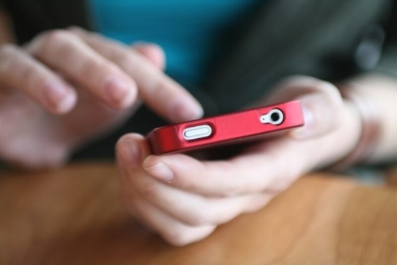 Mujer usando un teléfono inteligente