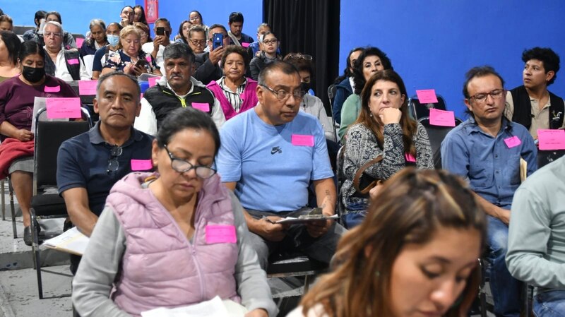 Reunión de vecinos para discutir la seguridad del barrio