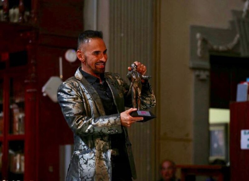 El actor Bob Pop recibe el premio Max de Honor 2023