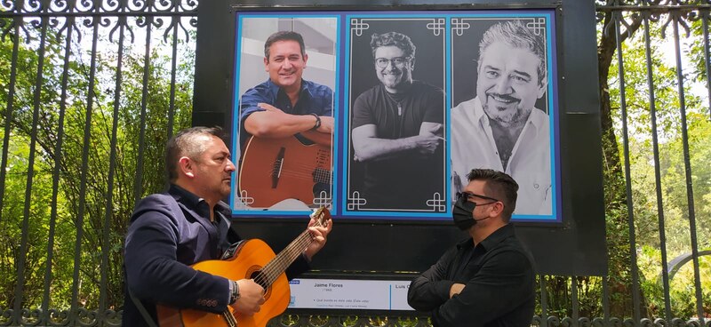 Jaime Flores y Luis O cantando