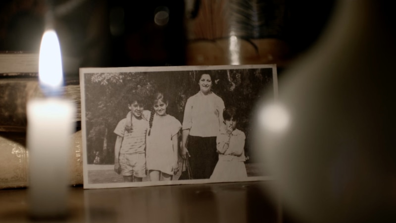 Una vieja fotografía en blanco y negro de una familia.