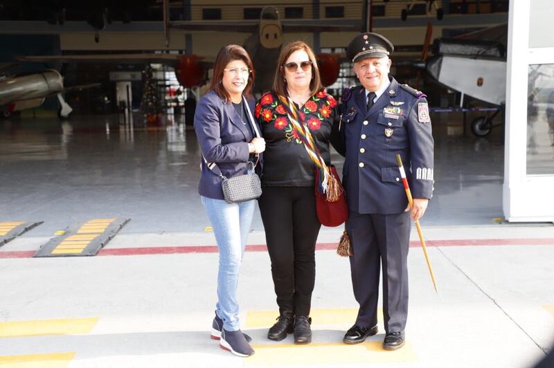 El personal de la Fuerza Aérea Mexicana da la bienvenida a las visitantes
