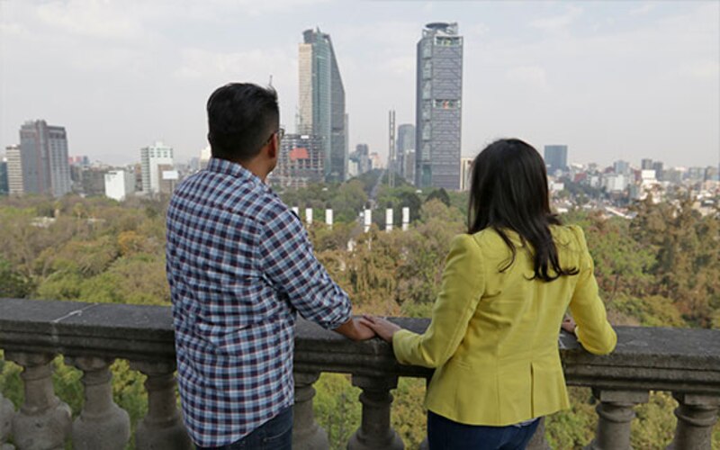 Una pareja de turistas mira la ciudad de México desde el Castillo de Chapultepec