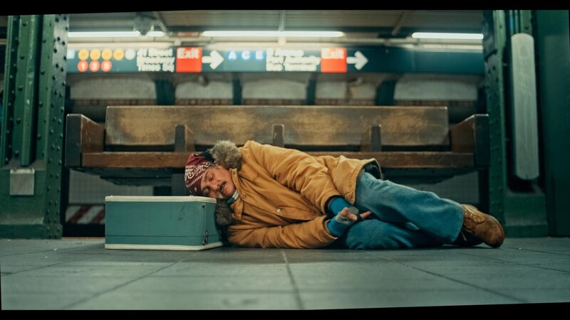 Un hombre sin hogar duerme en el metro de Nueva York