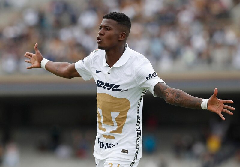Jugador de fútbol celebra un gol