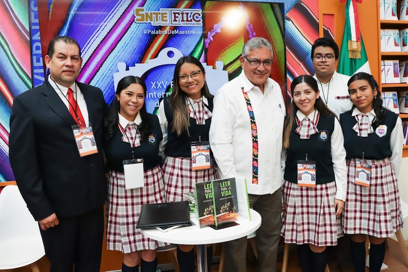 Entrega SNTE Coahuila libros a estudiantes de la región centro