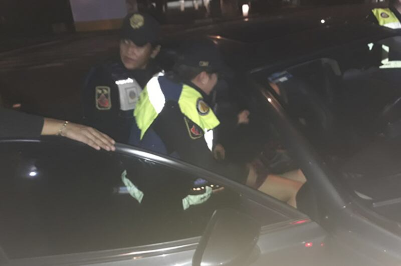 Policía detiene a conductor por conducir bajo los efectos del alcohol