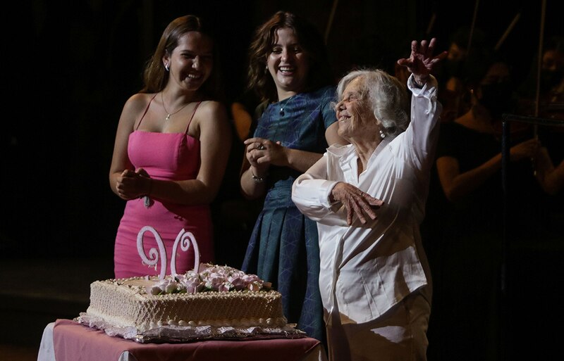 Abuelita celebra su cumpleaños número 90 bailando