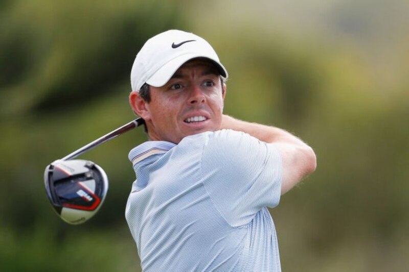 Rory McIlroy, el golfista norirlandés, en plena acción durante un torneo.