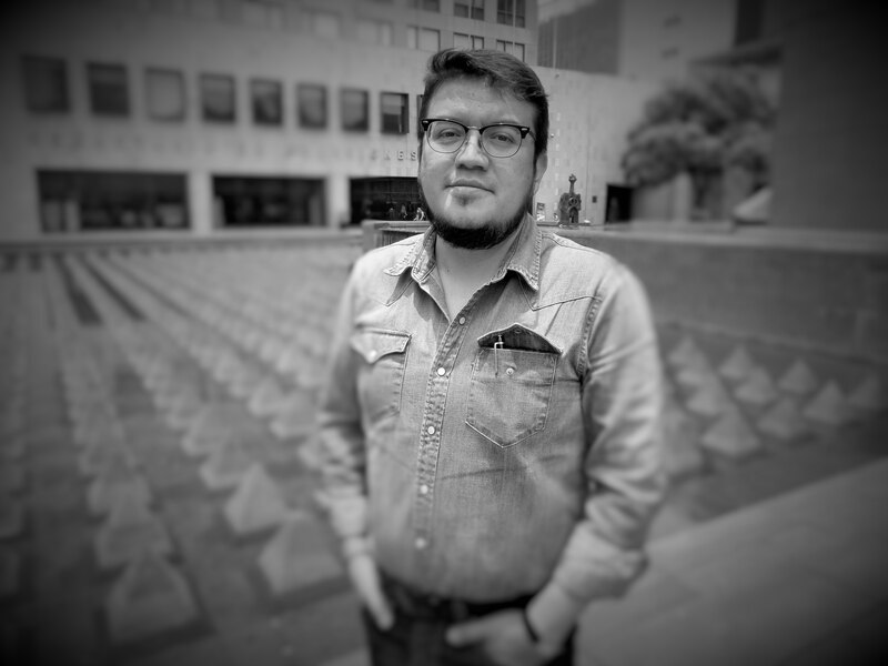 Retrato de un hombre joven en blanco y negro