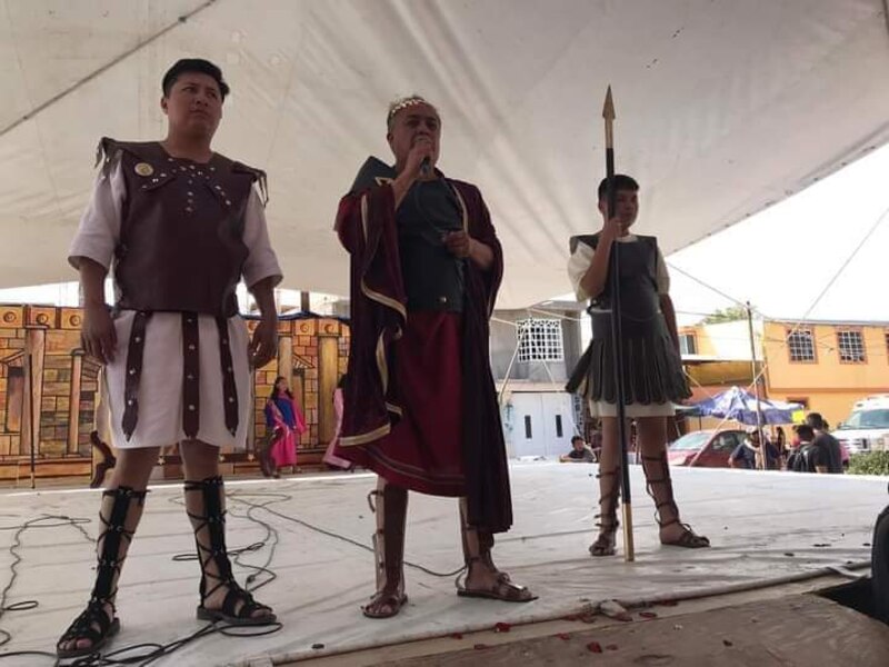 Los actores representan una escena de la Pasión de Cristo.