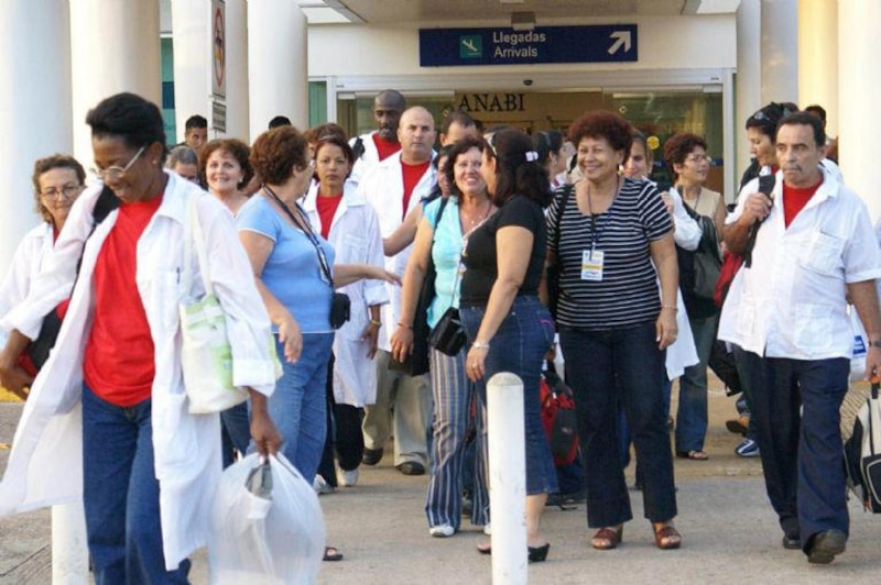 Un grupo de médicos cubanos llega a Venezuela