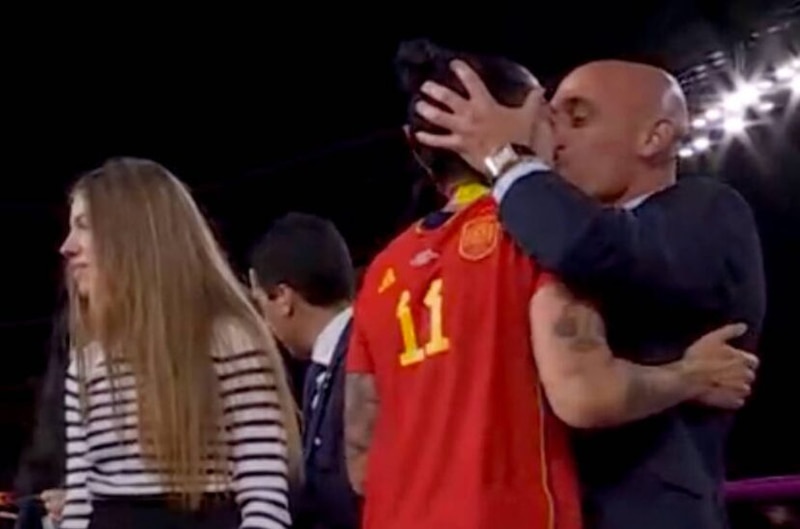 El entrenador de la selección española de baloncesto, Sergio Scariolo, besa a Rudy Fernández tras ganar la medalla de oro en el Eurobasket 2015.