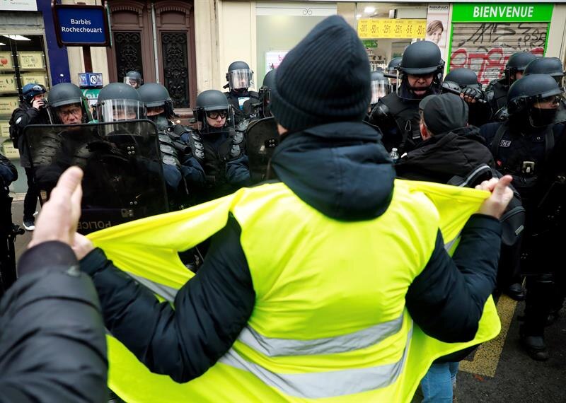 Enfrentamiento entre manifestantes y policías en París