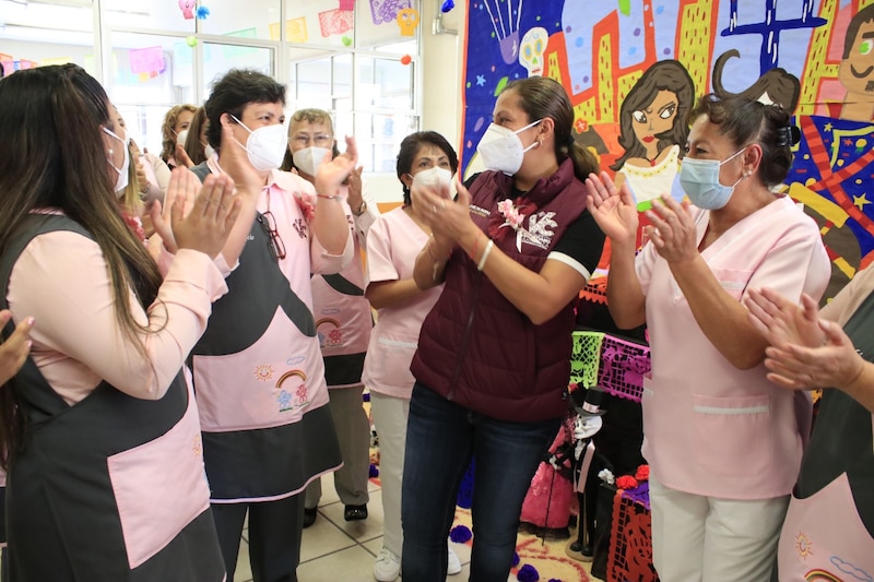 Maestras de primaria celebrando el Día del Maestro