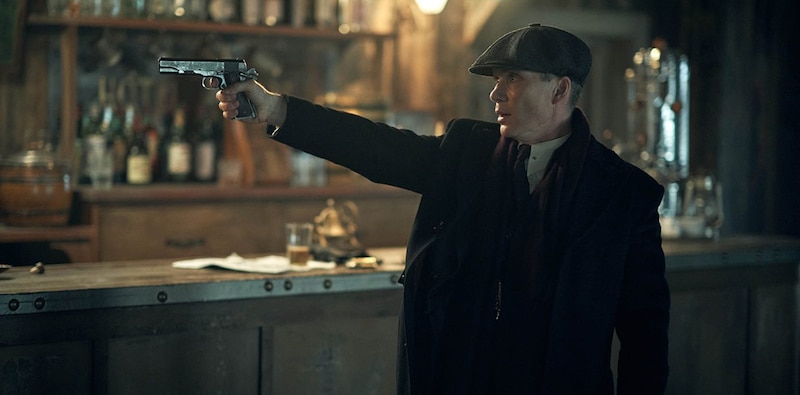 Peaky Blinders: Tommy Shelby apunta con una pistola