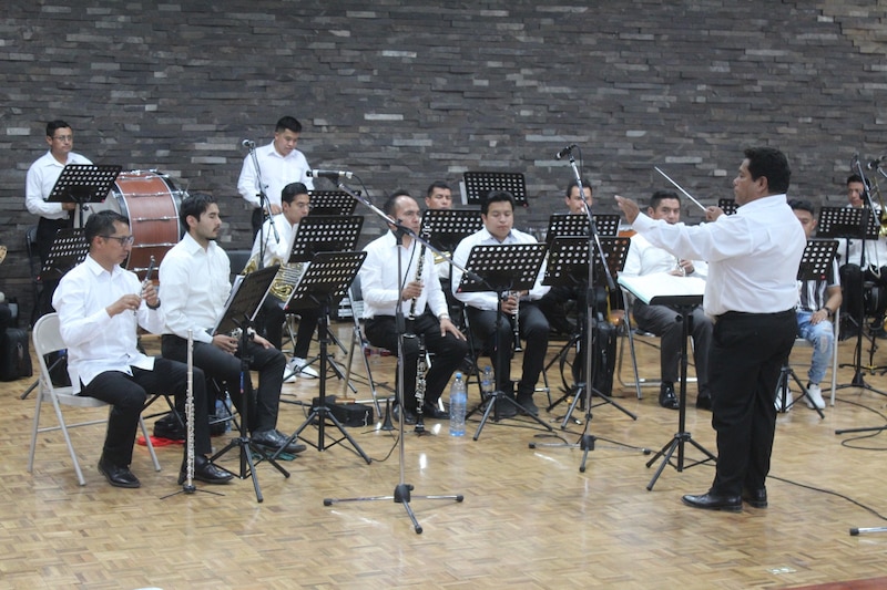 Orquesta de música tocando en vivo