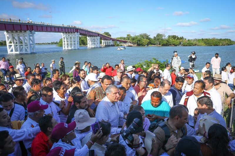 El presidente electo Andrés Manuel López Obrador saluda a sus simpatizantes en el puente que cruza el río Grijalva en Villahermosa, Tabasco.