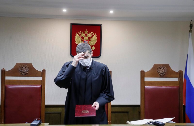 Un juez ruso se tapa la cara con la mano durante una vista judicial