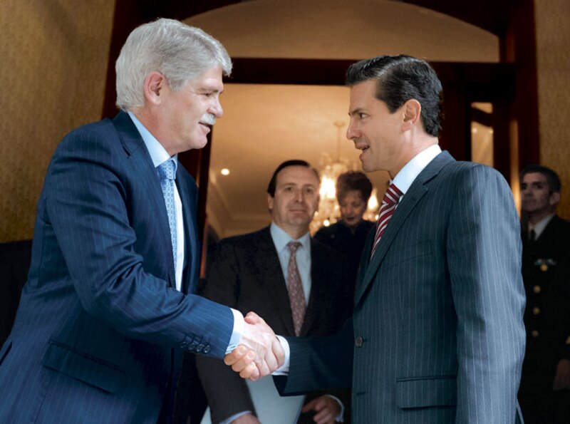 El presidente electo de México, Enrique Peña Nieto, saluda al presidente saliente, Felipe Calderón.