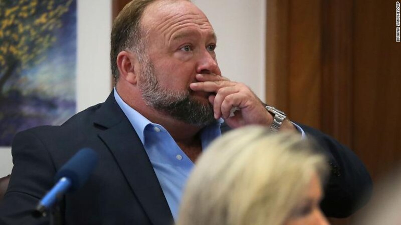 Alex Jones, fundador de InfoWars, durante el juicio por difamación de Sandy Hook