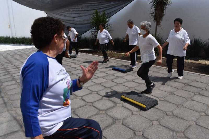 Adultos mayores haciendo ejercicio en un parque