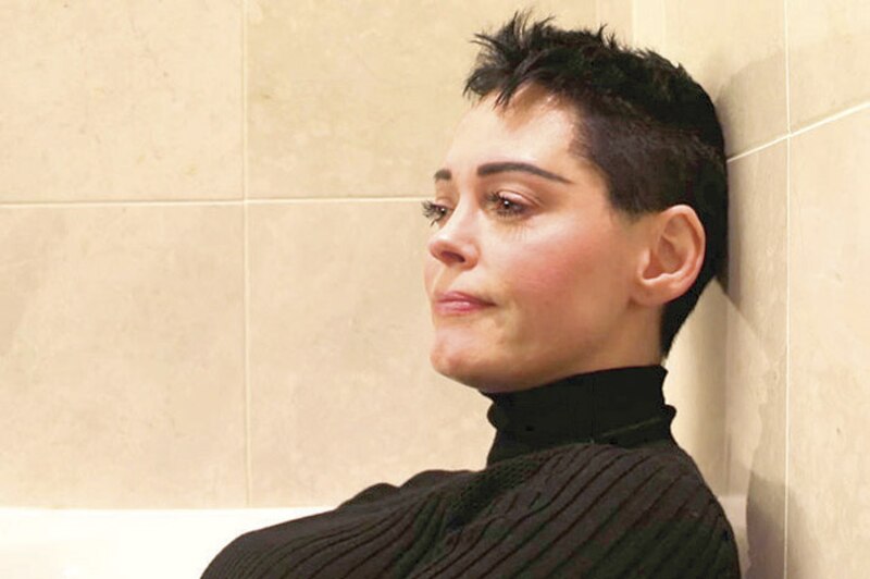 Actriz Winona Ryder en una bañera