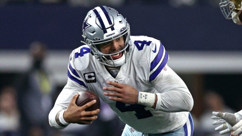 Dak Prescott, mariscal de campo de los Dallas Cowboys, en acción durante un partido de fútbol americano.