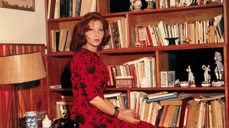 La escritora española María Zambrano en su biblioteca