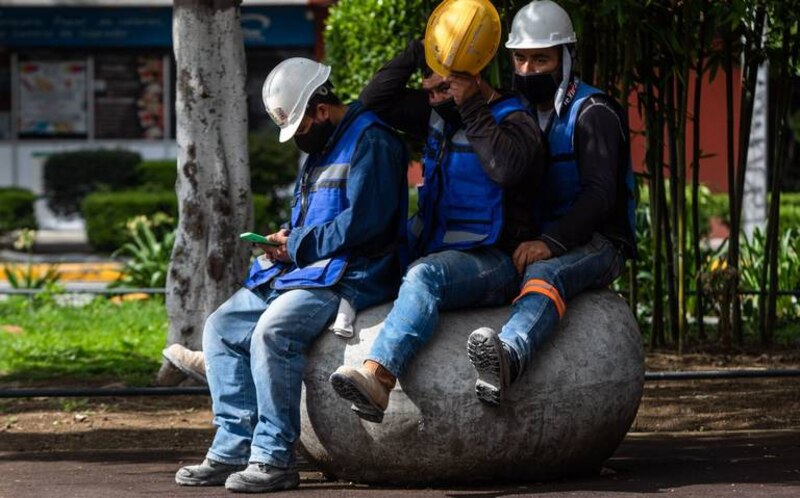 Obreros descansando en una bola de piedra